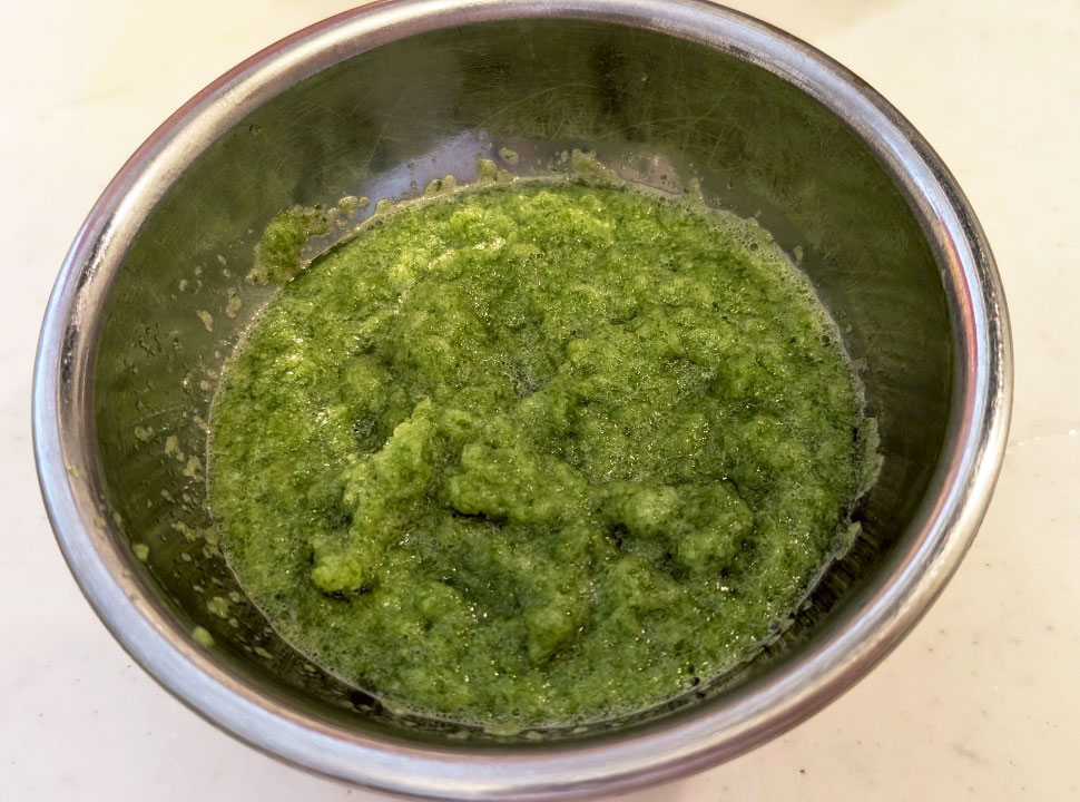 材料をミキサーにかけ完成したサルサヴェルデの画像
